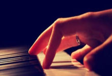 ⚽传奇相聚德约科维奇社媒转发与梅西合照.